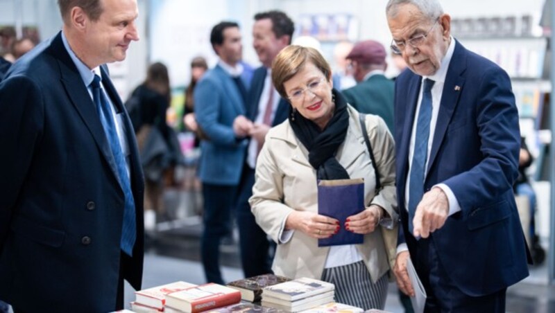 Auch Bundespräsident Alexander Van der Bellen und Doris Schmidauer nutzen die „Buch Wien“ zu Schmökern. (Bild: GEORG HOCHMUTH / APA / picturedesk.com)