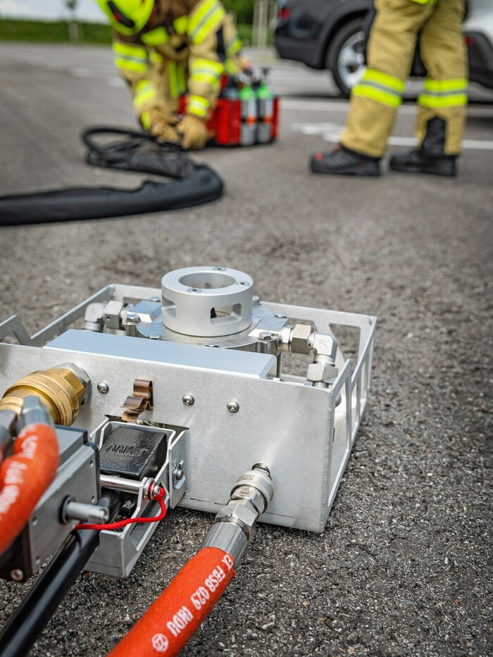 Rosenbauer entwickelte ein spezielles Löschsystem für die Batterien von Elektro-Fahrzeugen.