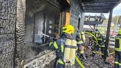 Das Wohnhaus in Weyer wurde Opfer der Flammen. (Bild: FF Weyer)