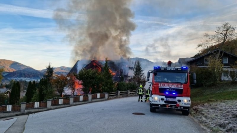 Vollbrand beim Eintreffen der Einsatzkräfte. (Bild: FF Weyer)