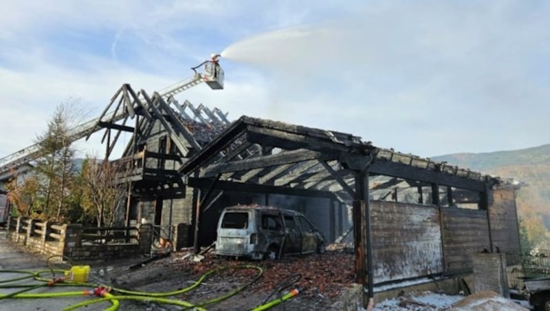 Haus und Carport sind zerstört. (Bild: FF Weyer)