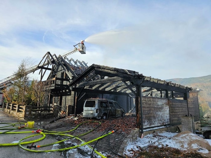 Haus und Carport sind zerstört.