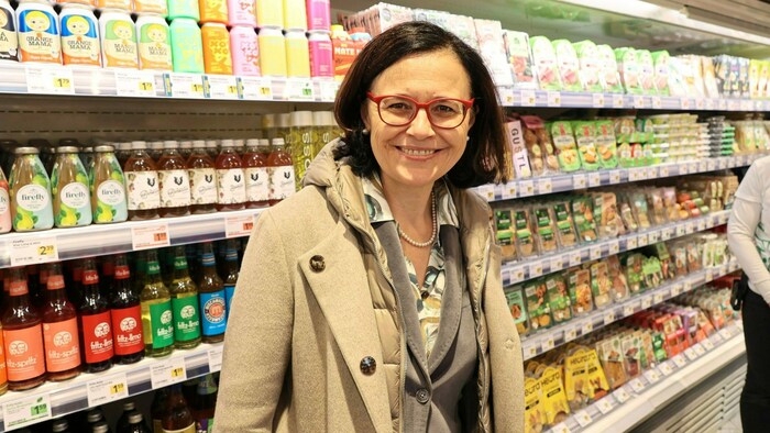 Ernährungsexpertin Sandra Holasek begrüßt mehr pflanzliche Ernährung und rät zur bewussteren Auseinandersetzung mit Ernährung. 