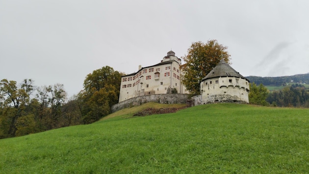 Schloss Friedberg ist eine der Sehenswürdigkeiten, an der die Wanderung im ersten Abschnitt vorüberführt. (Bild: Peter Freiberger)