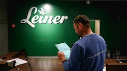 Ein Mitarbeiter von Lenox-Trading beim Studieren eines Abholzettels eines Kunden. (Bild: Markus Wenzel)