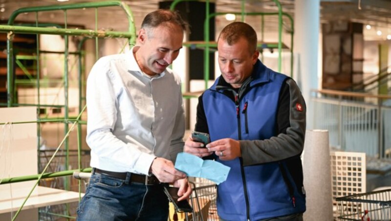 „Zu Beginn war’s eine ordentliche Challenge. Es dauert einfach, bis sich alles eingespielt hat“, so Norbert Lehner, hier mit Teamleiter Markus Rittberger (r). (Bild: Markus Wenzel)