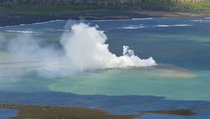 Die neue Landmasse (Bild) hat sich nahe dem Krater eines Unterwasservulkans gebildet. (Bild: AP)