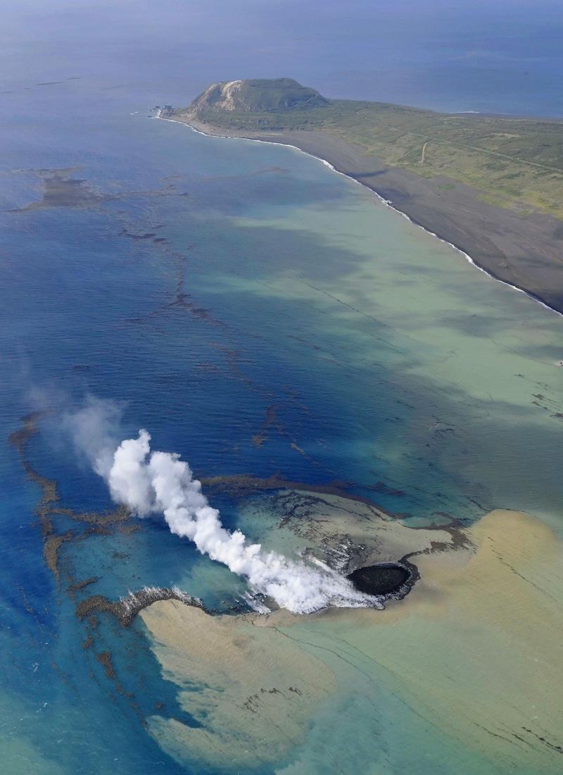 In der Gegend hat es schon im vergangenen Jahr und im Juni dieses Jahres Eruptionen unter Wasser gegeben. (Bild: AP)