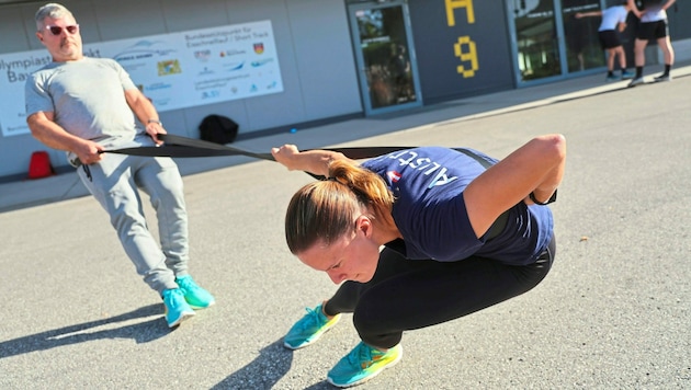 Tom Herzog macht beim täglichen Training von Eisschnelllauf-Star und Ehefrau Vanessa Herzog mit. (Bild: Birbaumer Christof)