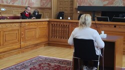 Die Angeklagte vor dem Prozessbeginn im Salzburger Landesgericht (Bild: Antonio Lovric)