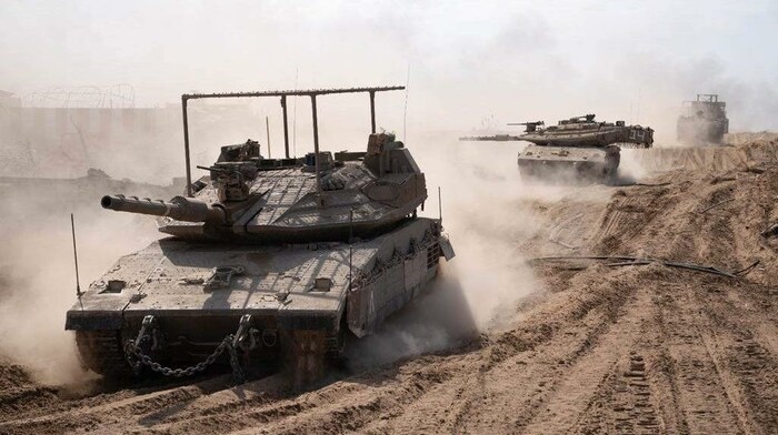 Israelische Infanterieeinheiten rücken mit Unterstützung von Panzertruppen im Kampf gegen die ...