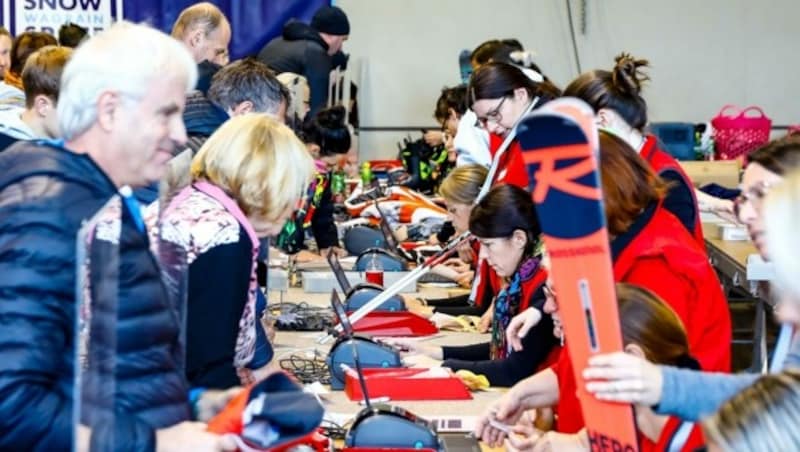 Tausende Wintersportartikel werden in der Wielandnerhalle ausgestellt und verkauft. (Bild: Gerhard Schiel)