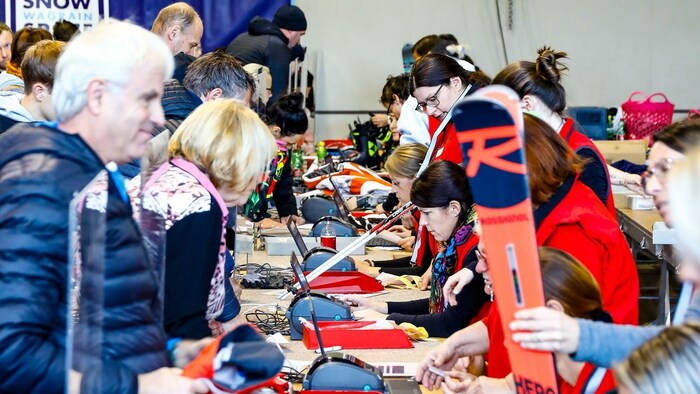 Tausende Wintersportartikel werden in der Wielandnerhalle ausgestellt und verkauft.