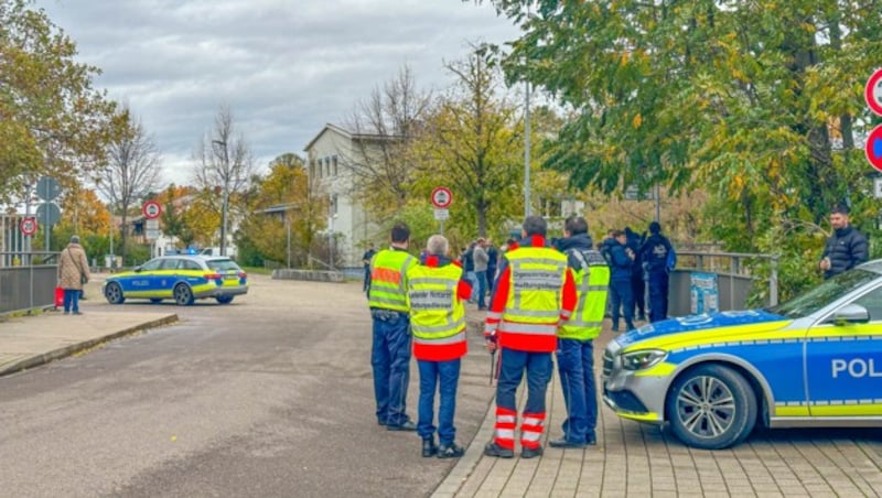 Die Polizei war mit einem Großaufgebot vor Ort. (Bild: APA/Christina Häußler)