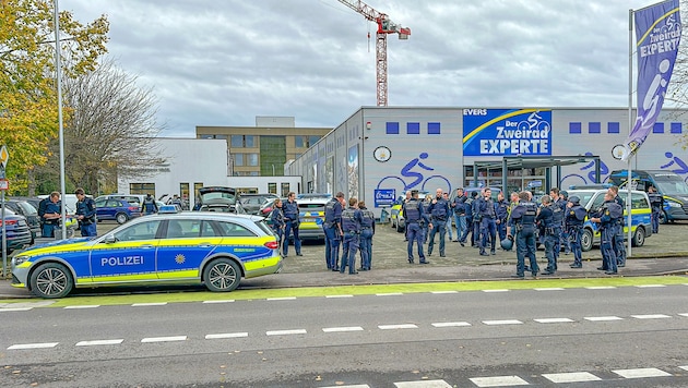 In Germany, the parents of a suspected shooter (15) were charged - they are said to have possessed the weapon illegally and not secured it sufficiently. (Bild: APA/Christina Häußler)