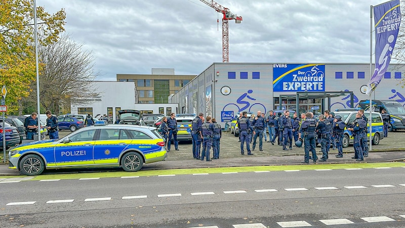 Der Jugendliche kam am 9. November 2023 mit einer Pistole, Munition und einem selbst gebauten Brandsatz in die Schule im Bundesland Baden-Württemberg und erschoss dort einen Mitschüler. (Bild: APA/Christina Häußler)