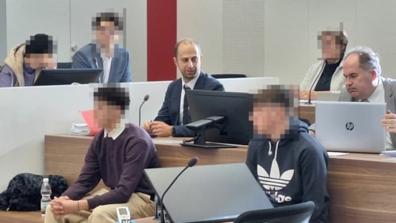 Die beiden Angeklagten vor dem Schöffengericht in Eisenstadt. Der Syrer (li.) hatte sich schuldig bekannt, der Burgenländer nicht. (Bild: Krone KREATIV)