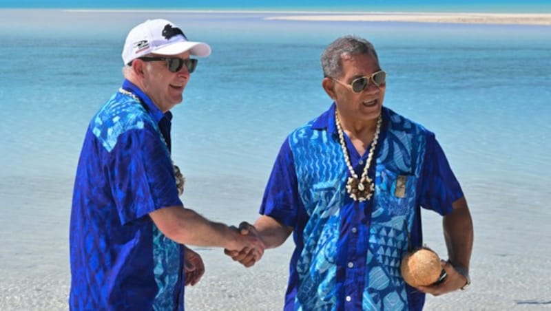 Der australische Premierminister Anthony Albanese (li.) feierte mit seinem Amtskollegen von Tuvalu, Kausea Natano, das „bahnbrechende“ Abkommen. (Bild: AAP IMAGE)