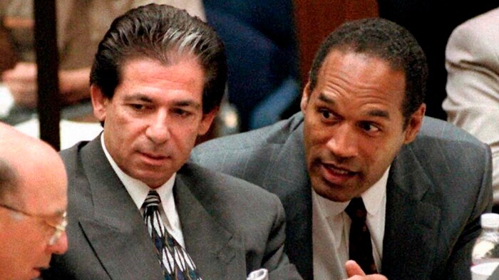 Robert Kardashian (Mitte) 1995 beim Prozess gegen OJ Simpson (rechts)