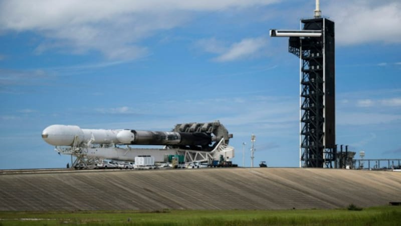 Eine „Falcon Heavy“ auf dem Weg zur Startrampe am Kennedy Space Center Canaveral (Bild: NASA/Aubrey Gemignani)