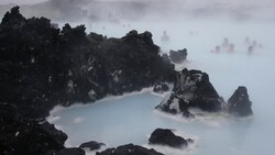 In Island ist die Touristenattraktion Blaue Lagune aus Angst vor einem bevorstehenden Vulkanausbruch vorerst geschlossen worden. (Bild: AP)