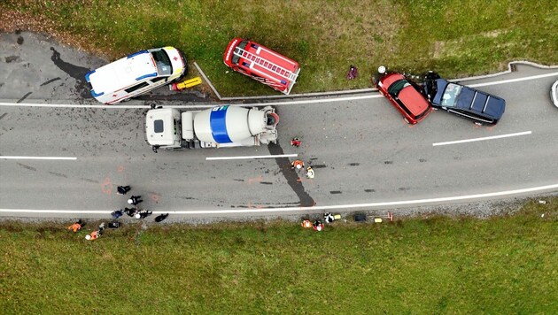 Zwei Verletzte und drei kaputte Autos forderte ein Unfall im Bregenzerwald. (Bild: Maurice Shourot)