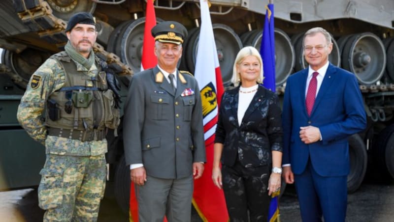 LH Thomas Stelzer (VP, re.), im Bild mit Jörg Loidolt (Oberstleutnant, Kommandant der Welser Hessenkaserne), Dieter Muhr (Brigadier, Militärkommandant OÖ), BMin Klaudia Tanner (VP, Landesverteidigung). (Bild: © Harald Dostal / 2022)