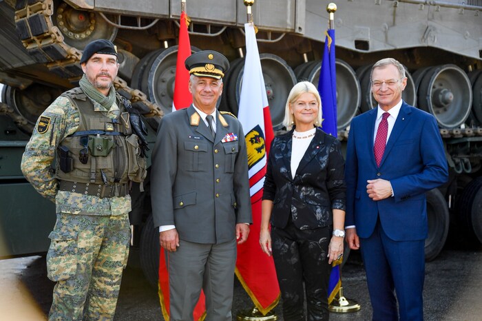 LH Thomas Stelzer (VP, re.), im Bild mit Jörg Loidolt (Oberstleutnant, Kommandant der Welser ...