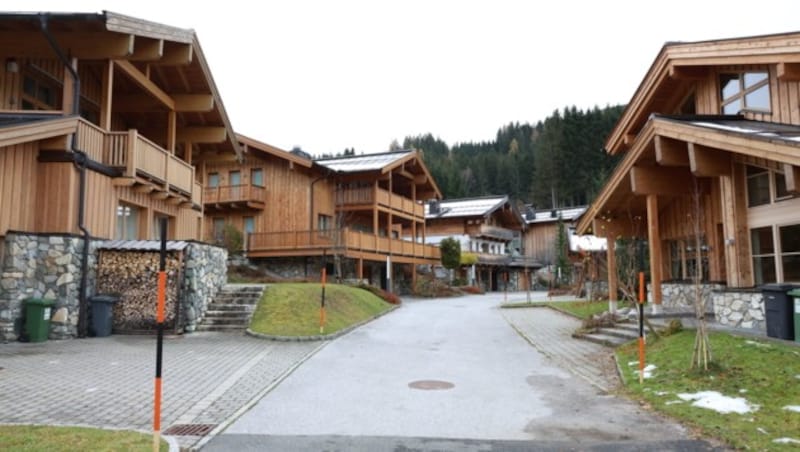 Das ominöse Hoteldorf mit mutmaßlichen Zweitwohnsitzen rund um den Florysee in Maria Alm (Bild: Roland Hoelzl)