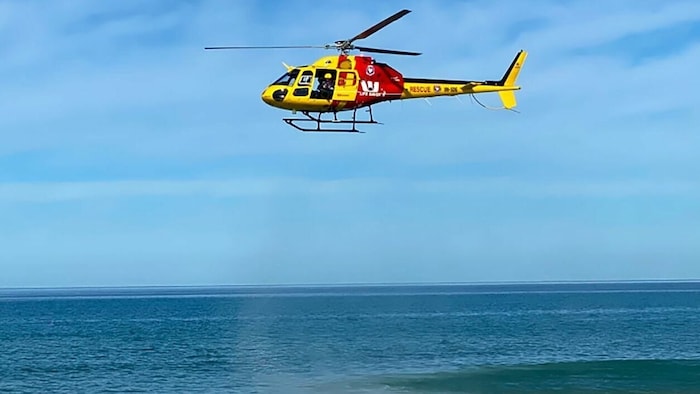 Retter suchten aus der Luft (Bild) und mit Booten nach dem von einem Hai angegriffenen Surfer, jedoch ohne Erfolg.