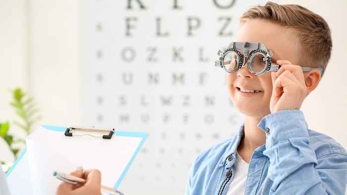 Ein Augenarzt oder Optiker kann die Sehschärfe überprüfen.