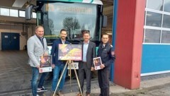 Reinhard Wallner von den Kärntner Linien, Landesrat Sebastian Schuschnig, Landesrat Daniel Fellner und Feuerwehrkommandant Rudolf Robin mit dem Feuerwehrbus. (Bild: Gernot Kurz)