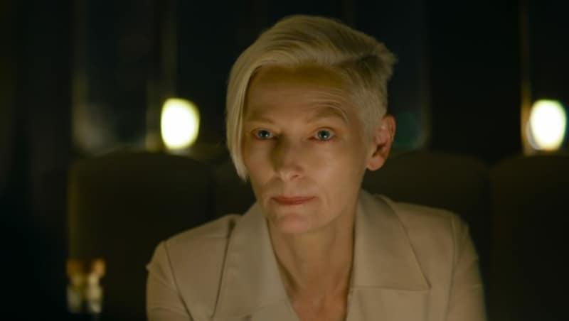 Tilda Swinton glänzt in einer kleinen Nebenrolle. (Bild: ©2023 NETFLIX)