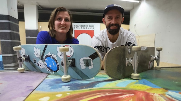 Redakteurin Nicole Greiderer bekam von Stefan Ebner einen Crash-Kurs im Skateboarden.