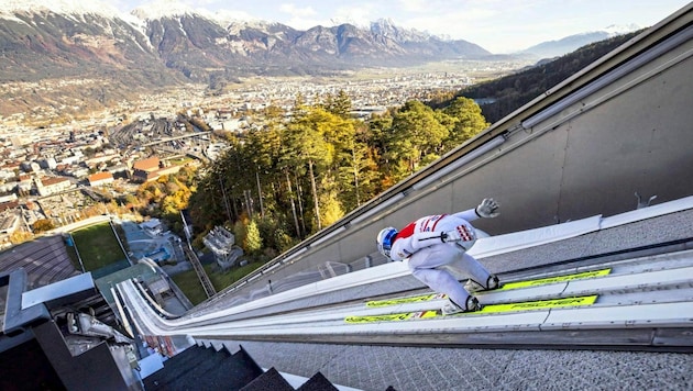 Kombi-Jungstar Johannes Lamparter feilte auf der Eisspur auf der Bergisel-Schanze an der Sprungform. (Bild: GEPA pictures)