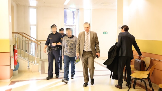 Mit seinen Anwälten Manfred Arbacher-Stöger und Lukas Hruby betritt der 38-Jährige den Verhandlungssaal.  (Bild: zVg, Krone KREATIV)