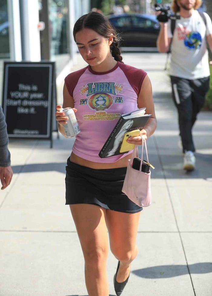 Addison Rae ließt Britney Spears Biographie „The Woman in Me“.
