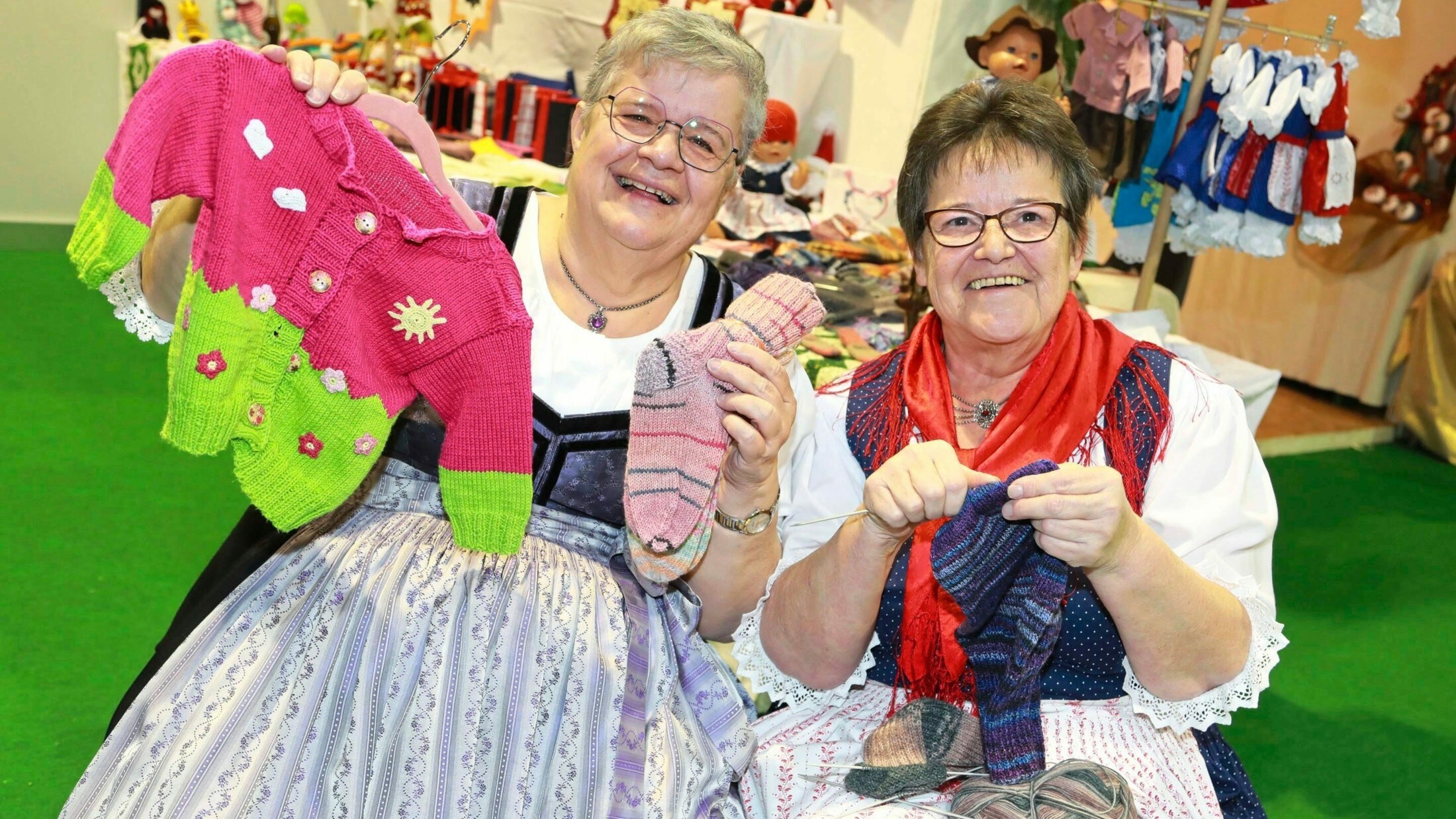 Selten ohne Stricknadeln: Die Lavanttalerinnen Heidi und Anni. (Bild: Uta Rojsek-Wiedergut) Selten ohne Stricknadeln: Die Lavanttalerinnen Heidi und Anni. (Bild: Uta Rojsek-Wiedergut)