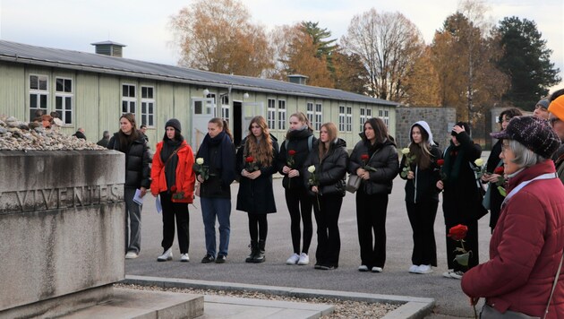 Wiener Schülerinnen und Schüler gedenken den Opfern des NS-Regimes am Jahrestag der Novemberpogrome. (Bild: Constantin Handl)