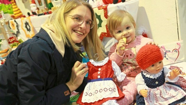 Kathrin und Clara im Brauchtumsdorf. (Bild: Uta Rojsek-Wiedergut) Kathrin und Clara im Brauchtumsdorf. (Bild: Uta Rojsek-Wiedergut)