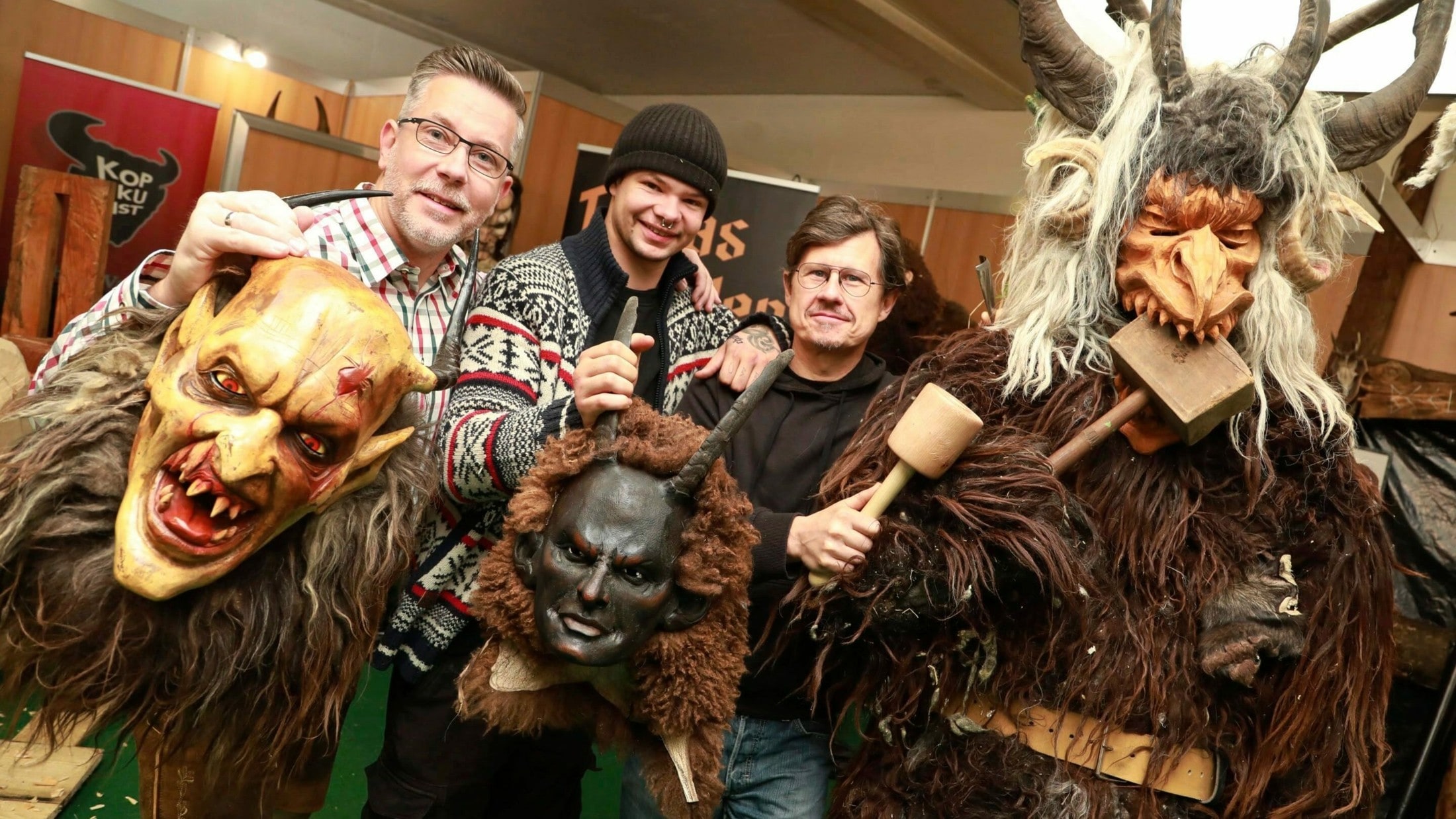 Michael Vallant und Tobias Müller führen vor, wie aus Holz kunstvolle Krampuslarven entstehen. (Bild: Uta Rojsek-Wiedergut) Michael Vallant und Tobias Müller führen vor, wie aus Holz kunstvolle Krampuslarven entstehen. (Bild: Uta Rojsek-Wiedergut)