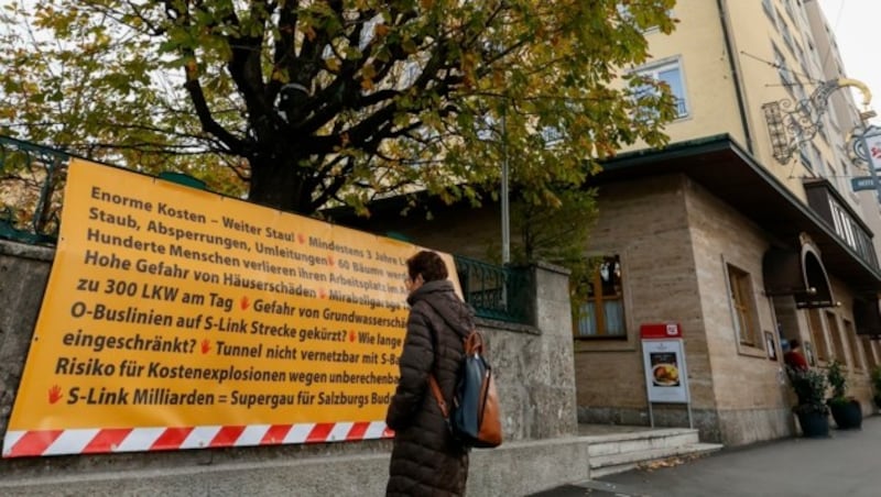 Den Gastgarten seines Braurestaurant hat der Unternehmer mit meterhohen Transparenten der S-Link-Gegnerinitiative „Stopp U-Bahn“ plakatiert. (Bild: Tschepp Markus)