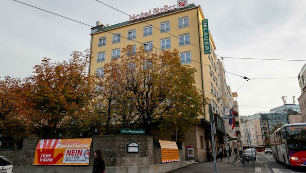 Einst Schauplatz schillernder ÖVP-Bälle, wird das Hotel Imlauer nun immer mehr zum Schlachtplatz. Die großen Anti-S-Link-Plakate stoßen bei der ÖVP auf wenig Verständnis. (Bild: Tschepp Markus)