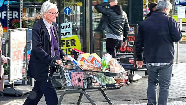 Wolfgang Schüssel und seine Gattin Krista wurden am Donnerstag bei einem Diskonter im Salzburger Stadtteil Maxglan beim Einkaufen gesichtet. (Bild: Tschepp Markus)