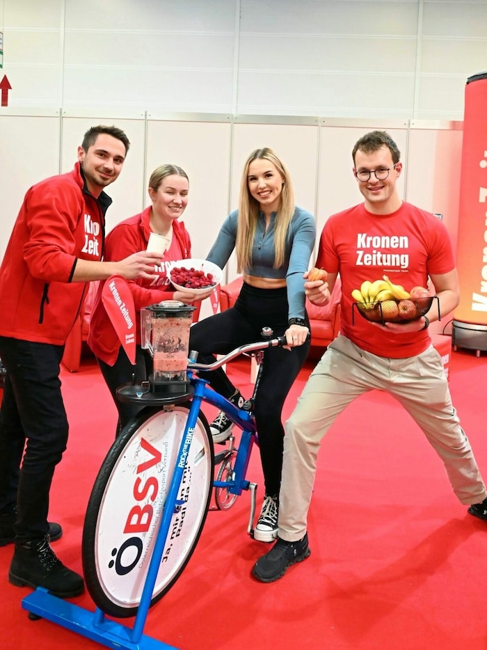 Online-Coach und Fitnesstrainerin Leonie Gierlinger hat sich am „Krone“-Stand einen Smoothie erradelt.