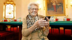 Oma Trude aus Niederösterreich sagt, was sie sich denkt. Auf Einladung von Verfassungsministerin Edtstadler in das Bundeskanzleramt warnt der Internet-Star vor Hass im Netz.  (Bild: Klemens Groh)