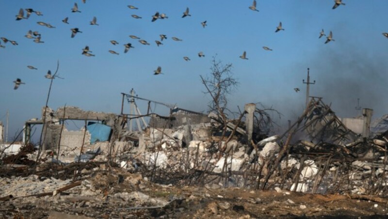 Ein Dorf bei Cherson nach einem Angriff (Bild: AP)