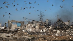 Ein Dorf bei Cherson (Ukraine) nach einem Angriff (Bild: AP)