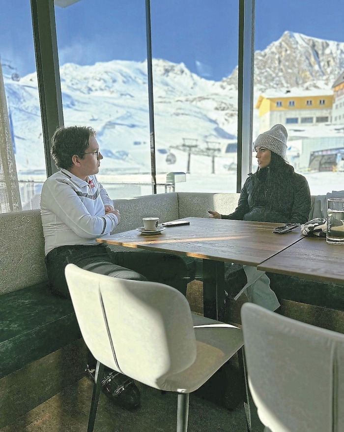 Anna Veith (re.) mit „Krone“-Redakteur Steinbichler am Kitzsteinhorn bei einem Medientermin ...