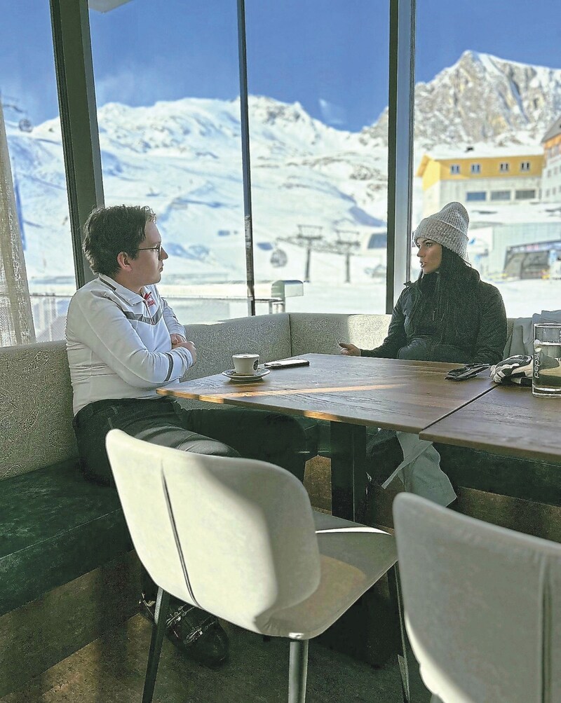 Anna Veith (re.) mit „Krone“-Redakteur Steinbichler am Kitzsteinhorn bei einem Medientermin ihres Partners Head. (Bild: zVg.)